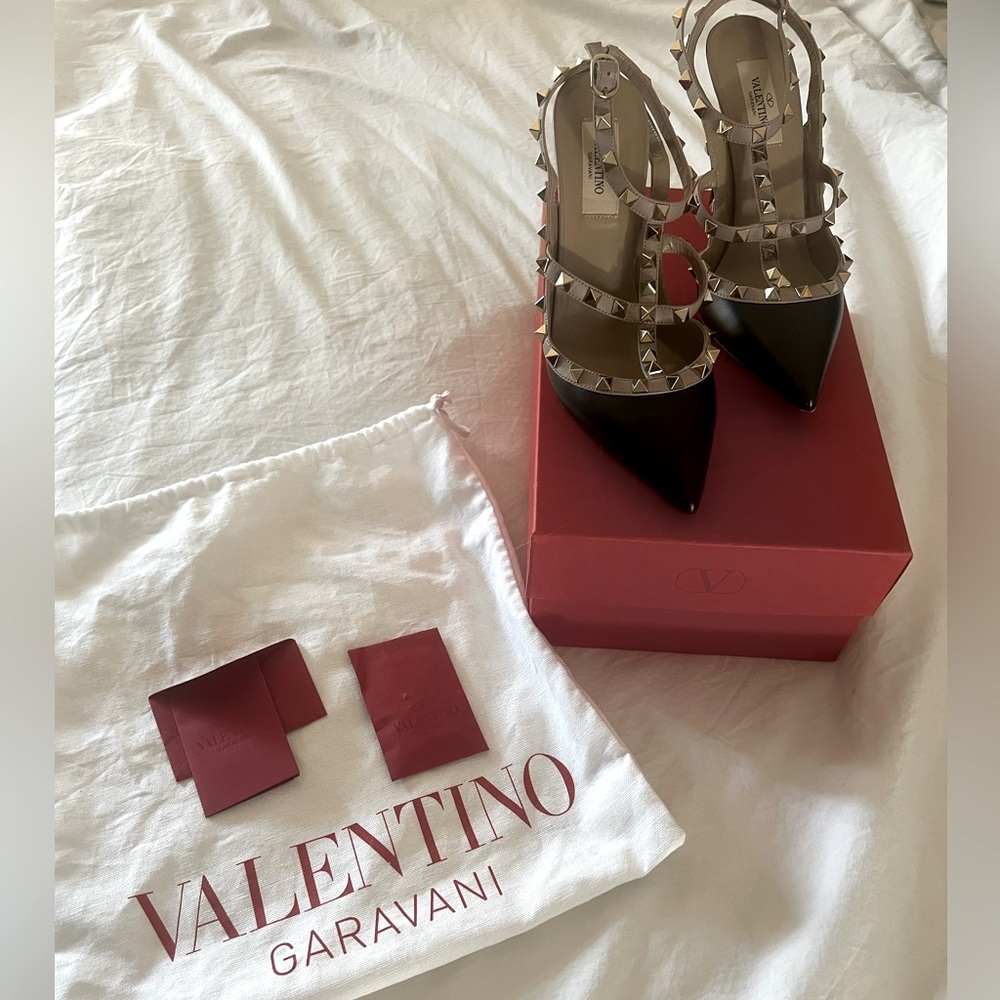 Valentino rockstar caged 100 grainy leather pumps in black and beige